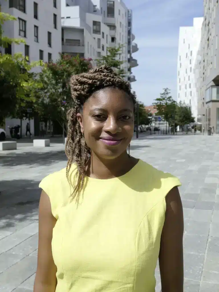 Portrait de la créatrice Armia dans un décor urbain