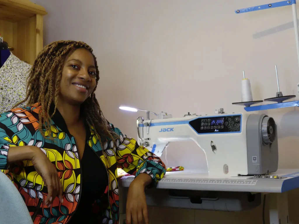 Portrait de la créatrice Armia devant sa machine à coudre