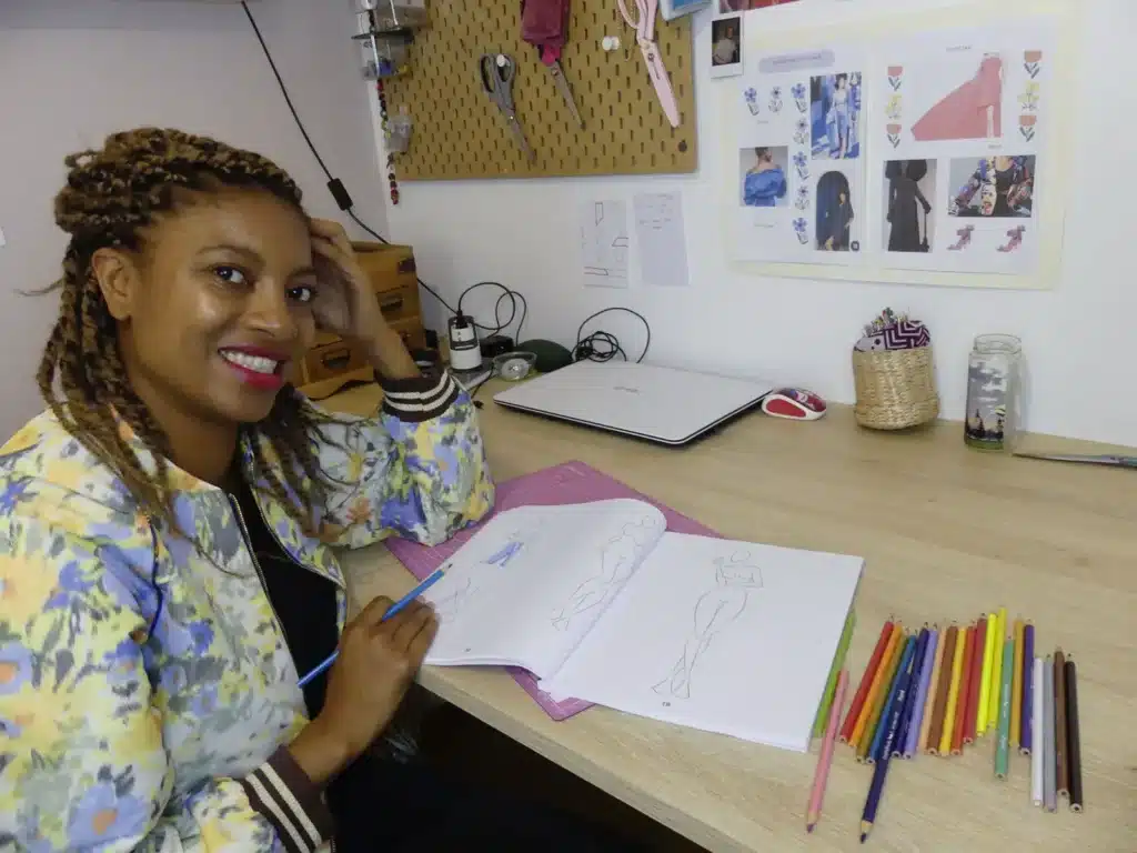 Portrait de la créatrice Armia en drain de dessiner des modèles de mode