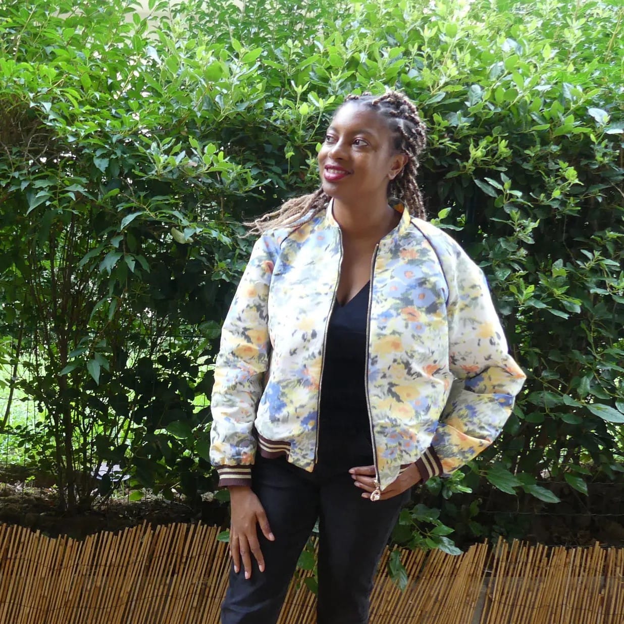 Portrait de la créatrice Armia, portant un bombers de sa création